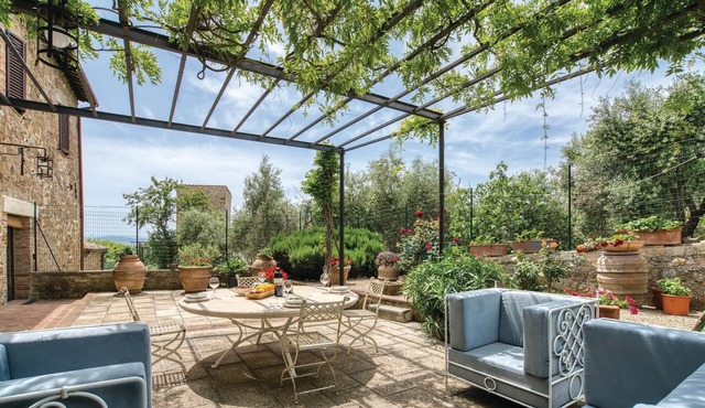 In the old town of Monticchiello, where about 90 people live, lies this charming vacation apartment.