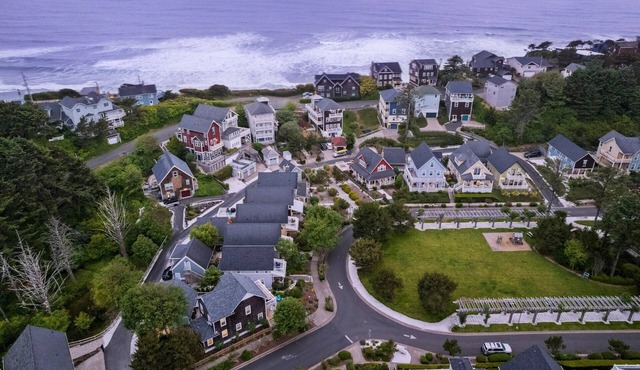 Incredible Olivia Beach Escape, Hot Tub, Across Street From Park, Playground, Communal Pool, BBQ