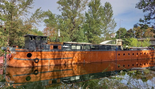 Independent apartment on barge with terrace near the city center