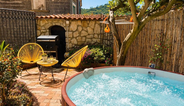 Jamm Suite - Patio with BBQ & hot tub