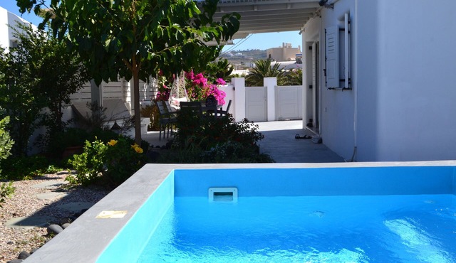 JB VILLA ,Stunning Santorini Escape w/heated jacuzzi and enclosed garden.