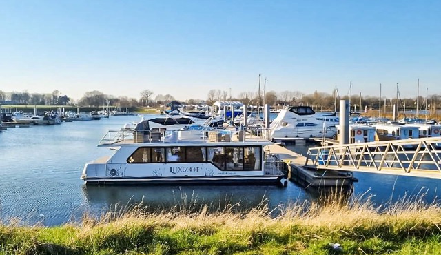 Lake front ship in Ophoven with WiFi