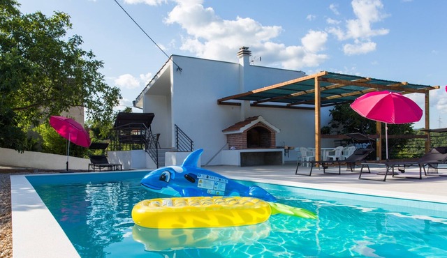 Large 150 m2 apt with pool and 500 m2 garden