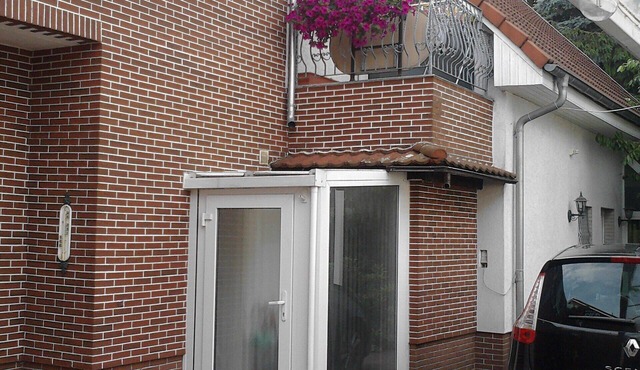 Large holiday property right by the outdoor pool & S-Bahn Berlin (15 minutes to the center)