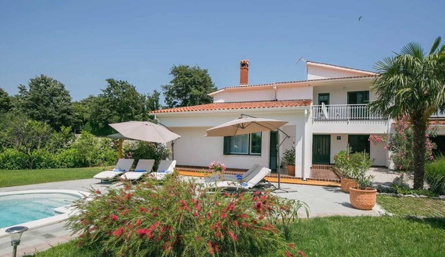 Large luxury villa for 8 people with pool and close to the sea