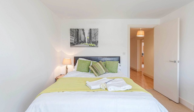 Large Spacious Apartment Canary Wharf E14- GROUP Accommodation