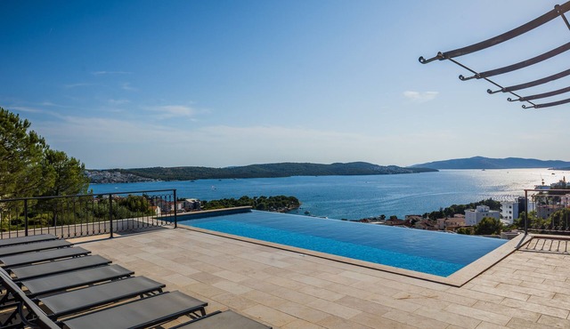 Large villa, stunning view, walking distance down town Trogir, 20 person+ event