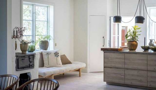 Large waterfront house on car-free Ramsö