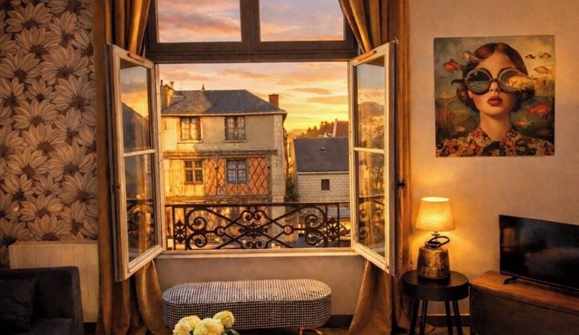 Le 5, Charming apartment, Saumur town center. View of St Peter's Square and Church