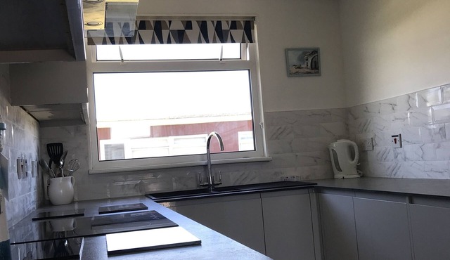 LEE'S CHALET, NORTON PARK, Dartmouth, 2 bedrooms, sleeps 4