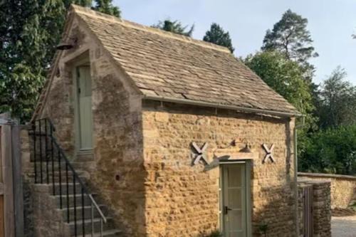 Little Rissington pets Parking Sleeps 2