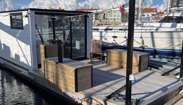 Live next to the sea in a houseboat in the middle of Karlskrona City Center