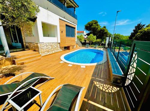 LOKY - sunny studio house 150m from sea with pool