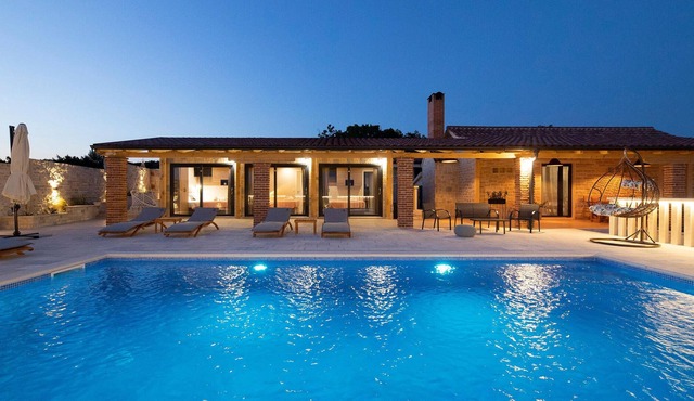 Look forward to a wonderful vacation with friends or family in this villa in an elevated and quiet l