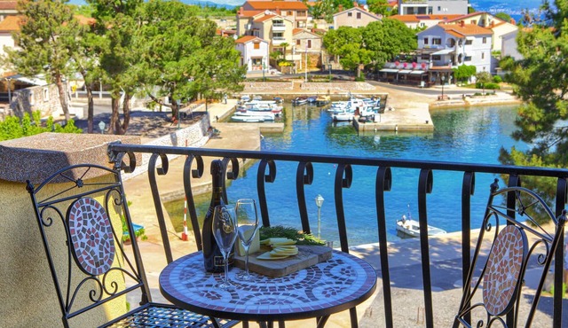 Look forward to the sea, the pool and a fantastic view.