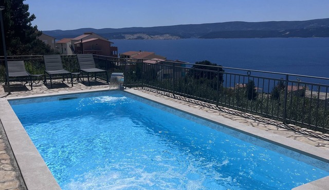 Lovely 3 double bedroom detached house with sea view and heated swimming pool