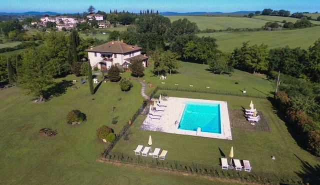 Lovely and typical farmhouse in the heart of Chianti