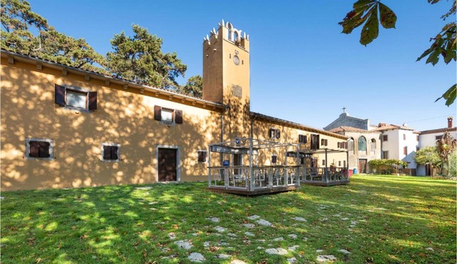 Lovely Apartment In Martinski With Wifi