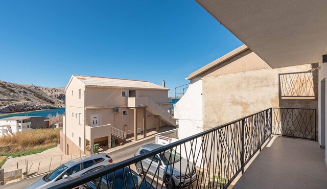 Lovely apartment in Metajna with house sea view