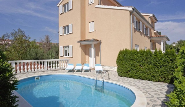 Lovely Flat with swimming pool near beach