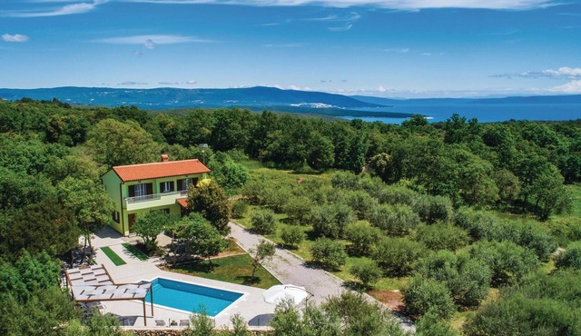Lovely home in Peruski
