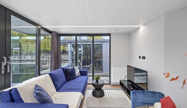 Lovely Water Lodge in London - Sleeps 6