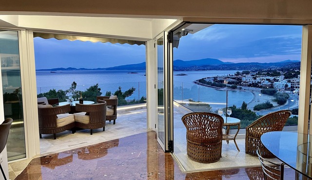 Luxurious 2-bed Seaside Apartment in Saronida