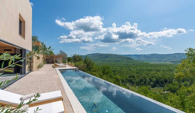 Luxurious 4-BR villa for up to 8 with pool and spa