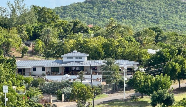 Luxurious 6 bed Villa in the heart of English Harbour, Pool, Aircon, Beach close