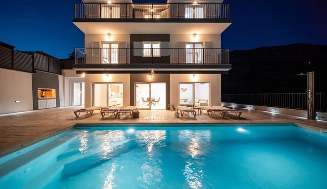 Luxurious 7-Bedroom Villa MI with Heated Private Pool, Billiard Room, 500m from the Beach