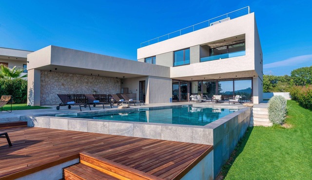 Luxurious pool villa, 5 minutes walk from the beach