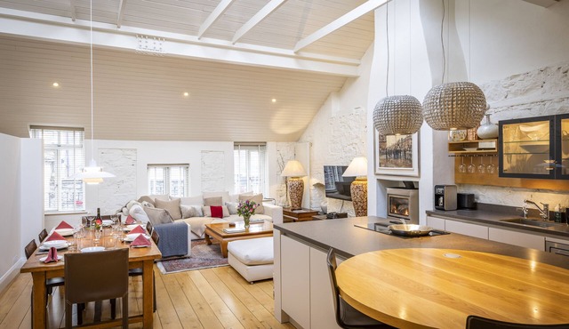 Luxurious three bedroom apartment in Mews building 10min from St Stephen's Green