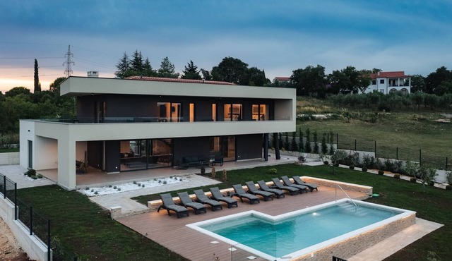 Luxurious villa with pool in Sveti Bartul