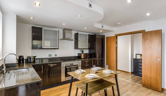 Luxury 2BR/2BA Canary Wharf Apartment w/Balcony