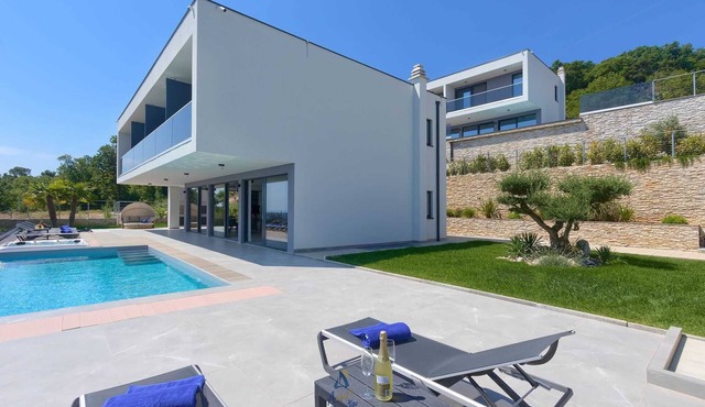Luxury 4 BD Villa with Heated Pool and Breathtaking Sea Views