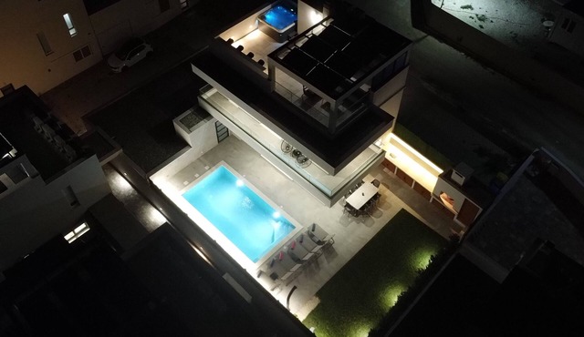 Luxury 4-bedroom villa with massage jets and Heated Swimming pool.