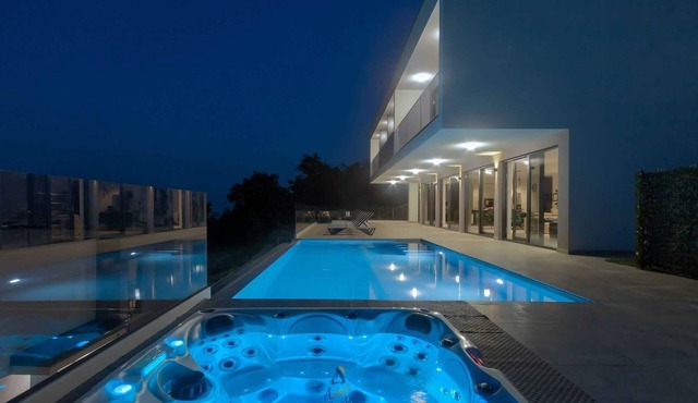 Luxury 4-BR Vila with heated pool, sauna, jacuzzi, for up to 10 guests