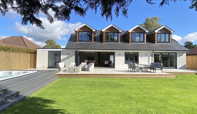 Luxury 5 Bedroom House - Games Room, Cinema Room & Heated Swim Spa(Pool/Hot Tub)