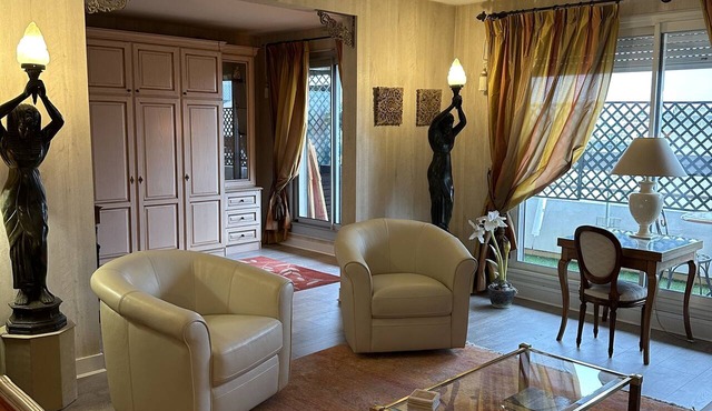 Luxury Apartment in Great Location. Come and be Parisian for a week!