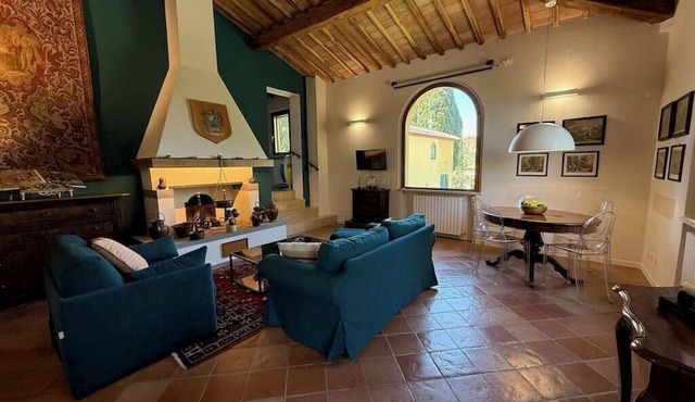 Luxury apartment in Tuscan villa with pool: your own window to iconic Siena!