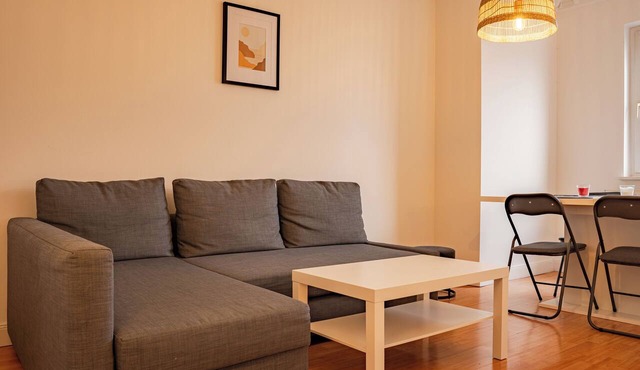 Luxury apartment with bathtub, rain shower & fast WiFi