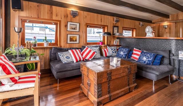 Luxury Canary Wharf House Boat Room 5