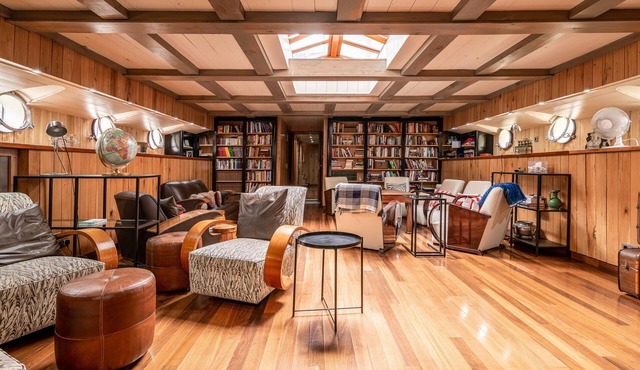 Luxury Canary Wharf House Boat Room 1