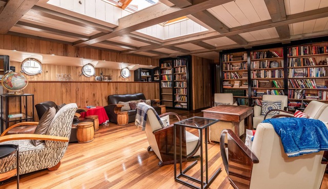 Luxury Canary Wharf House Boat Room 2