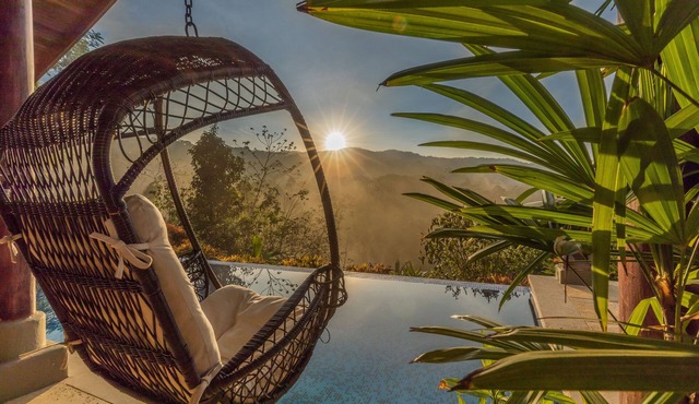 Luxury Comfortable Villa, Outstanding Valley View, 17 minutes to Dominical