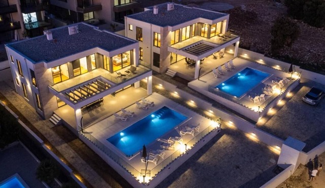 Luxury Four-bedroom Villa Paradise with private heated pool