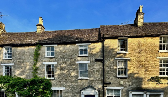 Luxury Grade II Listed Retreat, Secret Walled Garden midst Royal Market Town