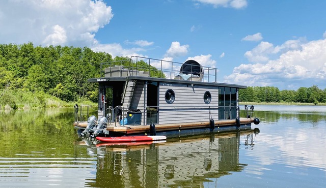 Luxury houseboat with many extras included