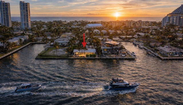 Luxury Intracoastal Home, Heated Pool, Walk to Beach, Yacht Views, Restaurants.