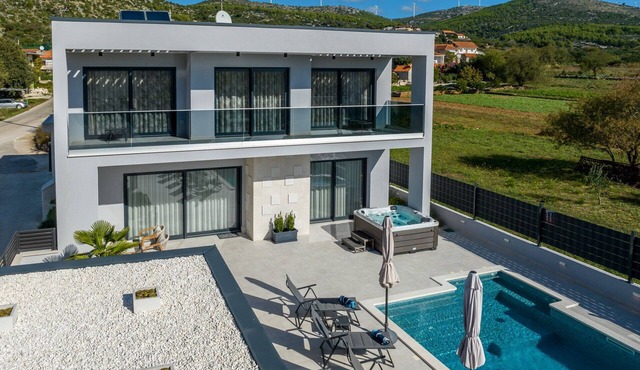 Luxury Villa Contessa with Pool